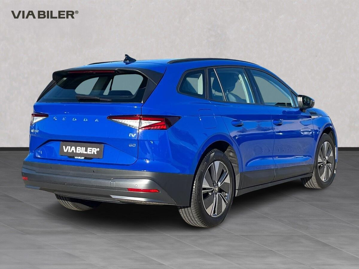 Blå Skoda Enyaq fra 2023