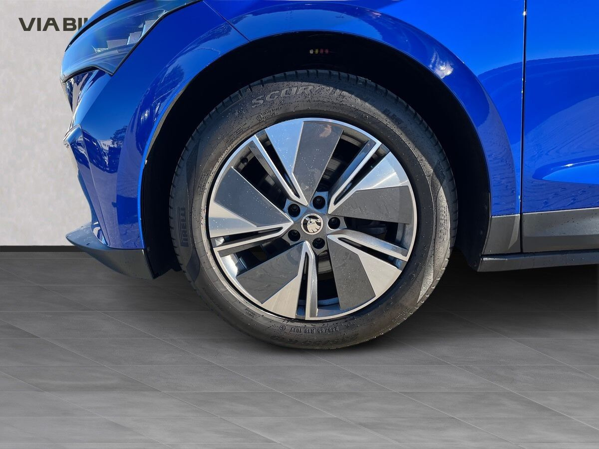 Blå Skoda Enyaq fra 2023