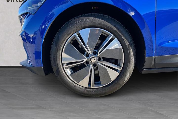 Blå Skoda Enyaq fra 2023