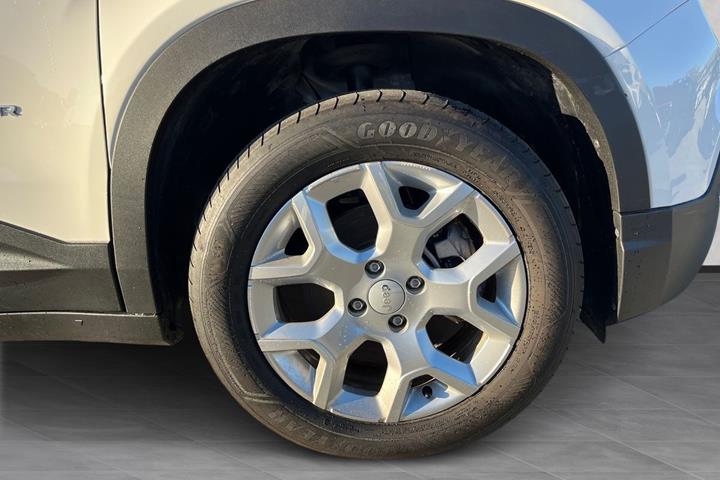 Hvid Jeep Avenger fra 2025