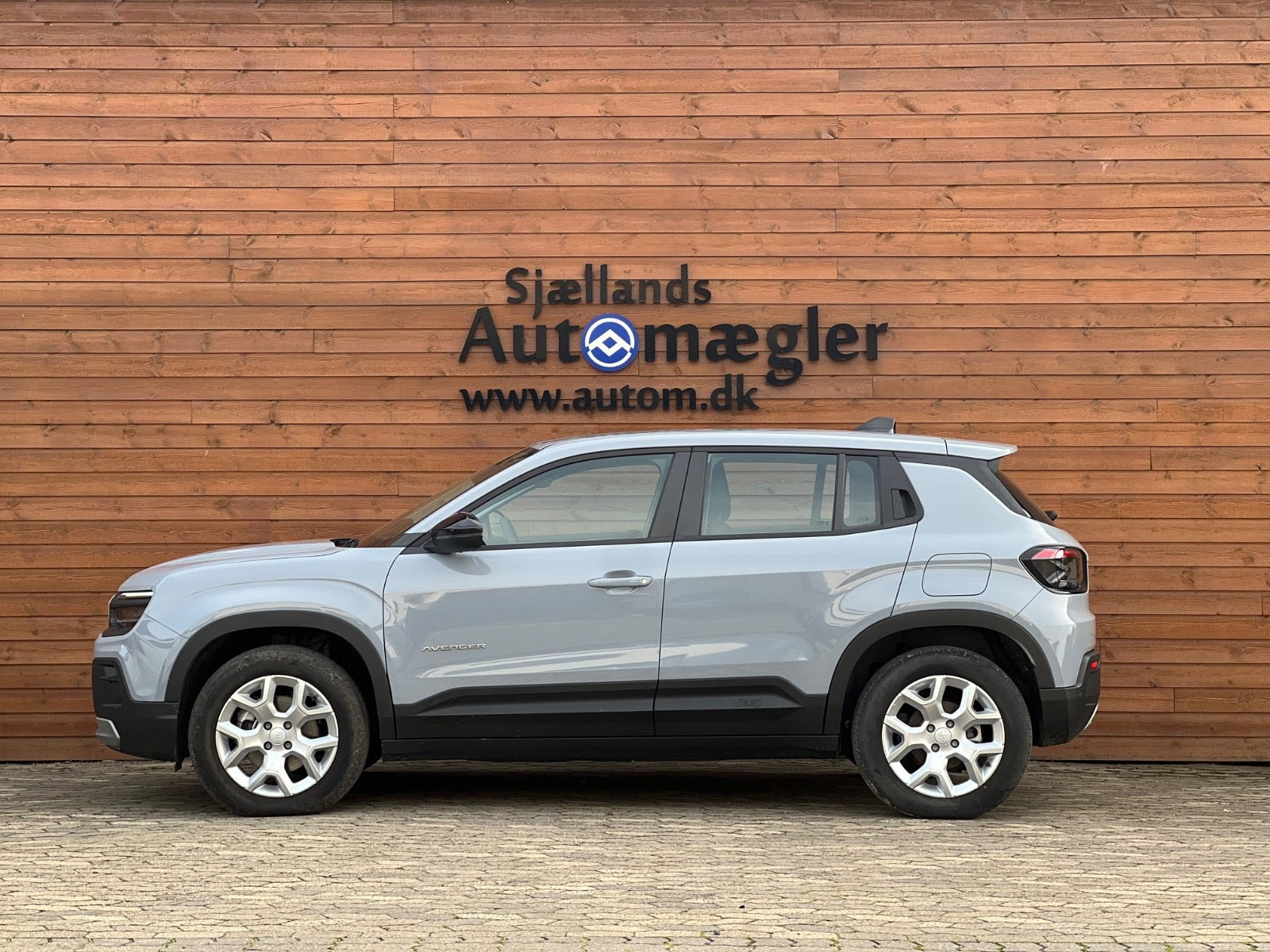 Grå Jeep Avenger fra 2025