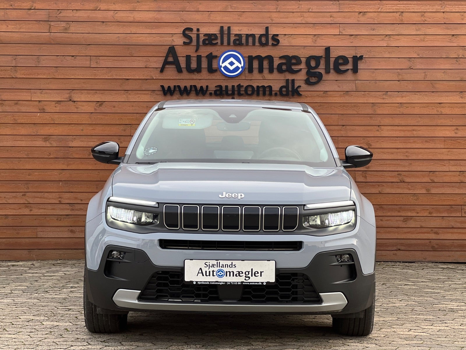 Grå Jeep Avenger fra 2025
