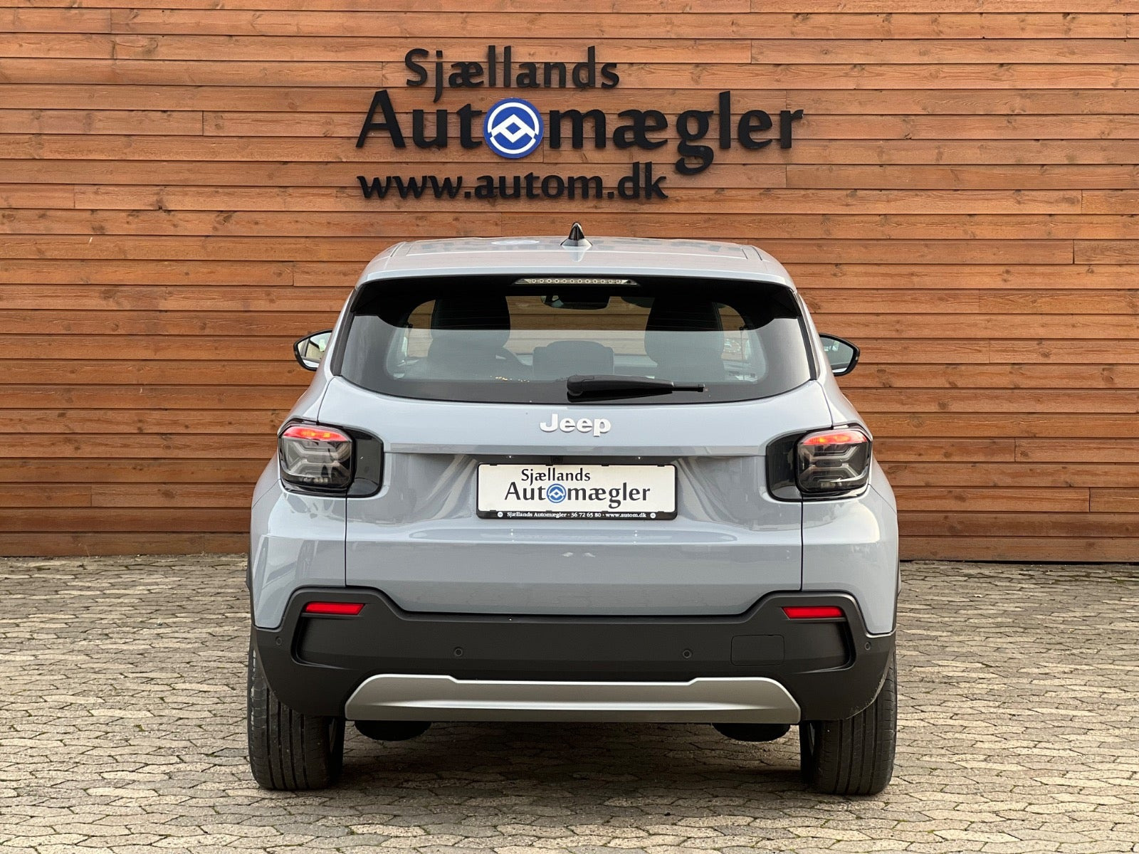Grå Jeep Avenger fra 2025