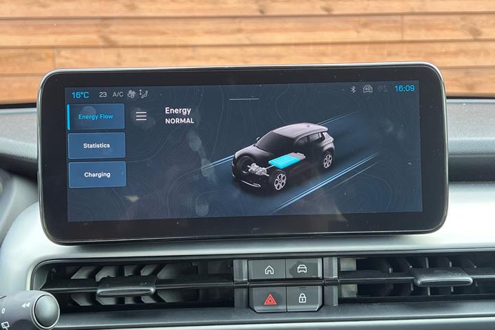 Grå Jeep Avenger fra 2025