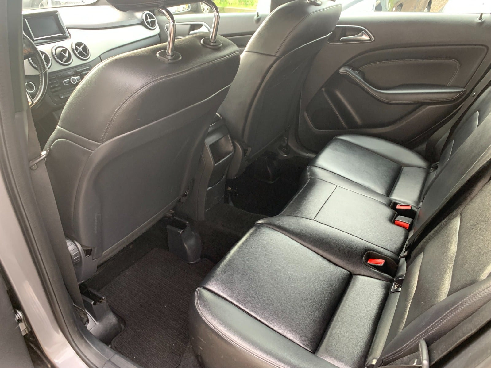 Grå Mercedes B180 fra 2013