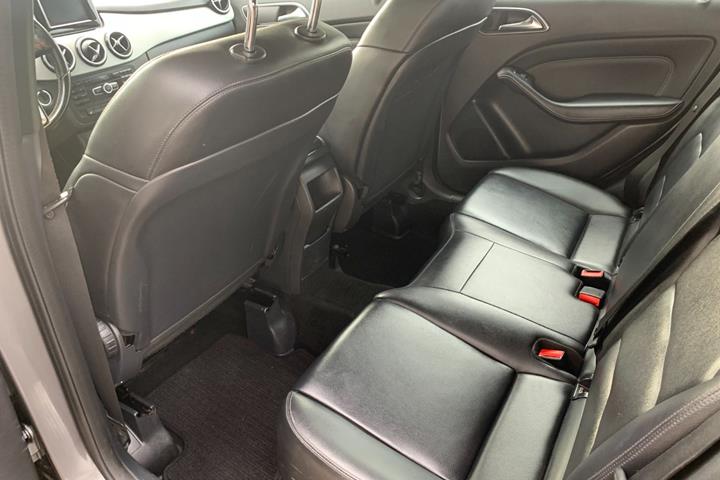 Grå Mercedes B180 fra 2013
