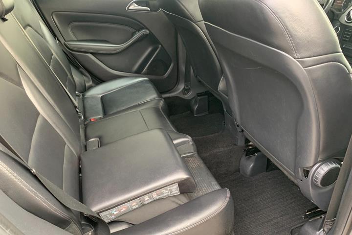 Grå Mercedes B180 fra 2013