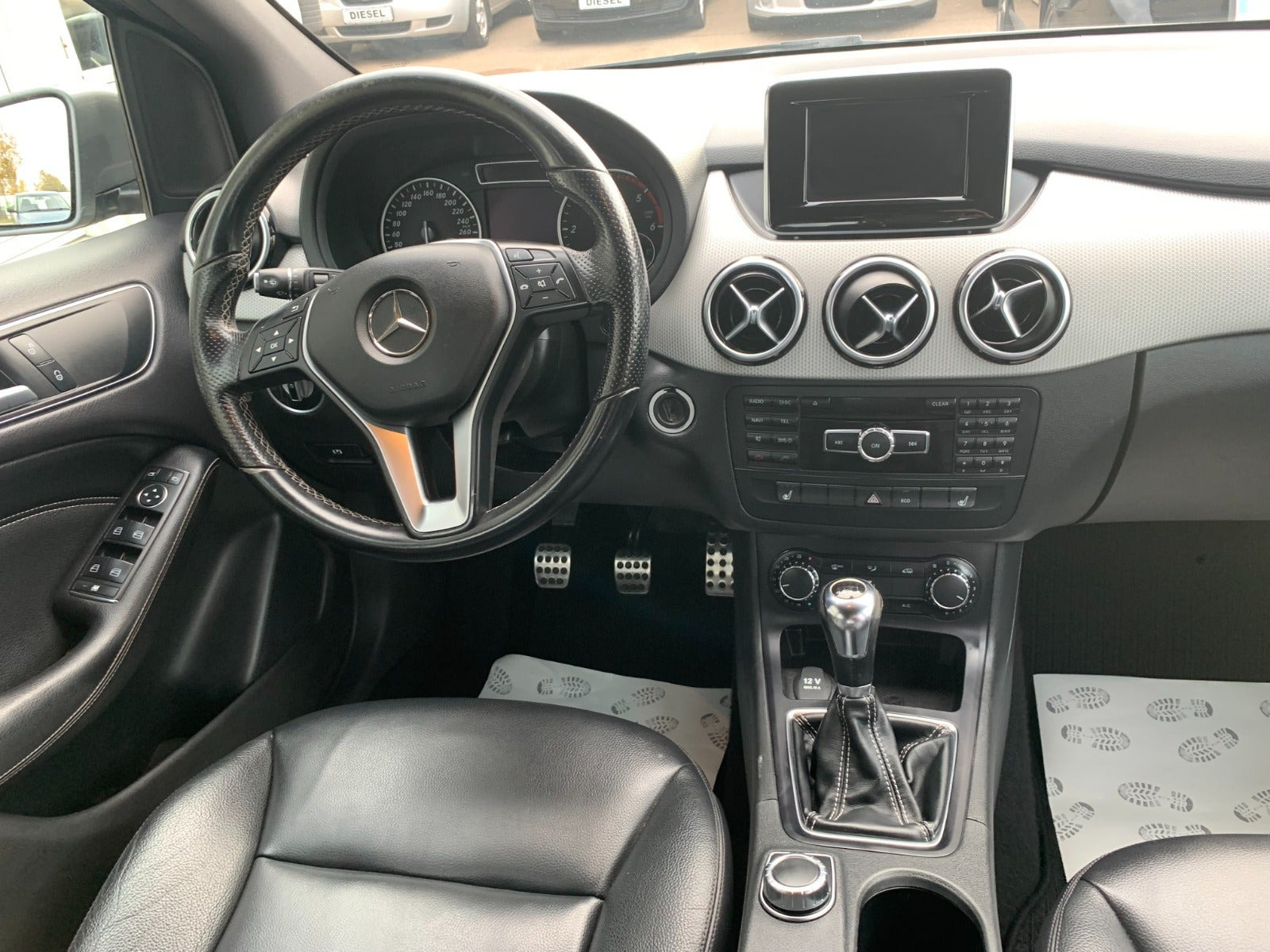 Grå Mercedes B180 fra 2013