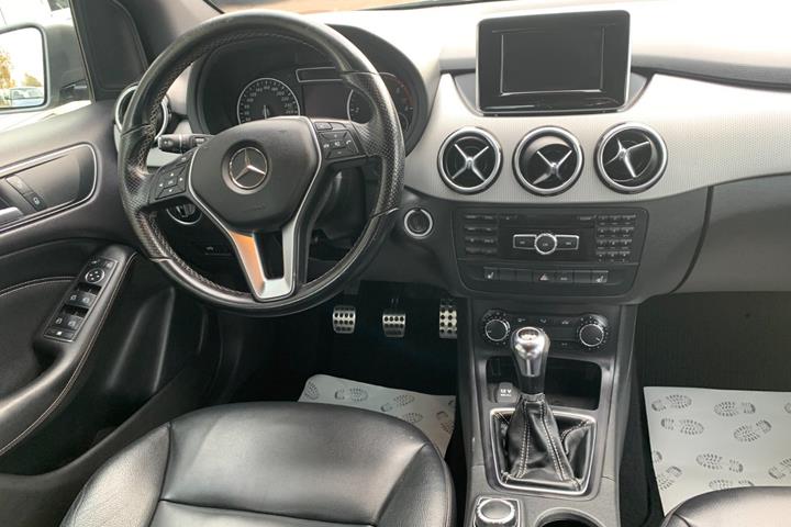 Grå Mercedes B180 fra 2013