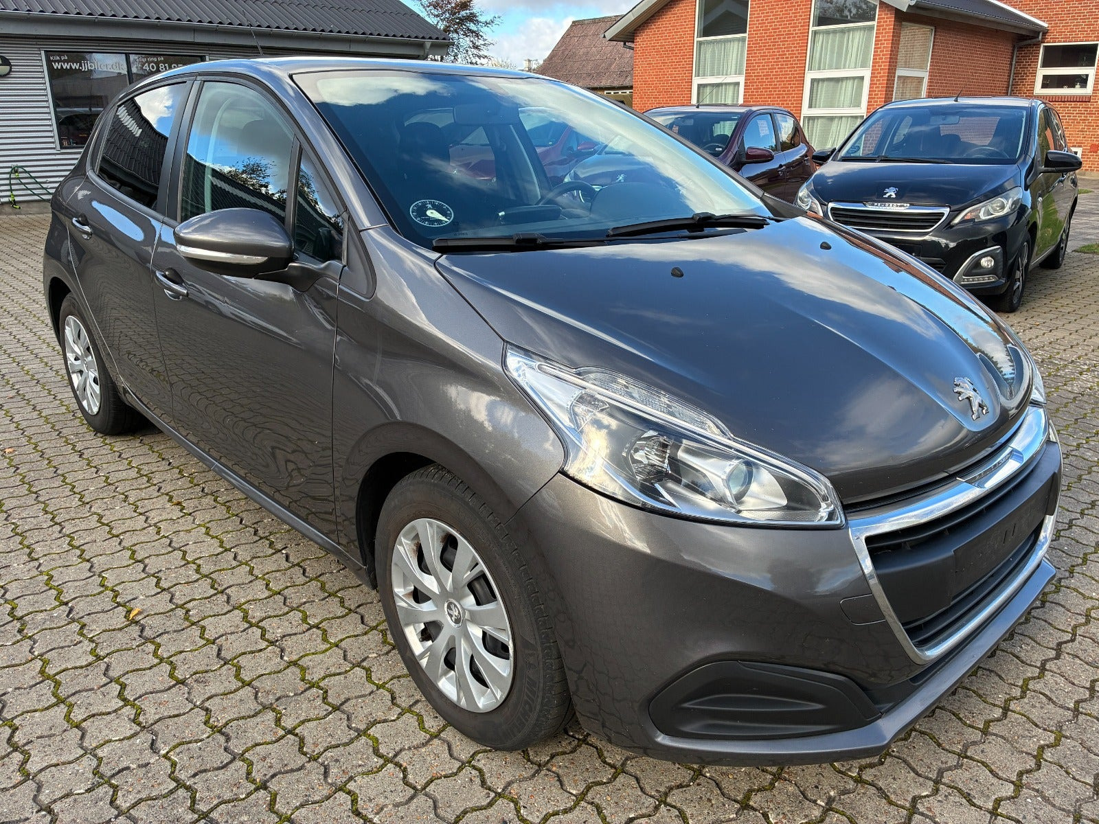 Grå Peugeot 208 fra 2019