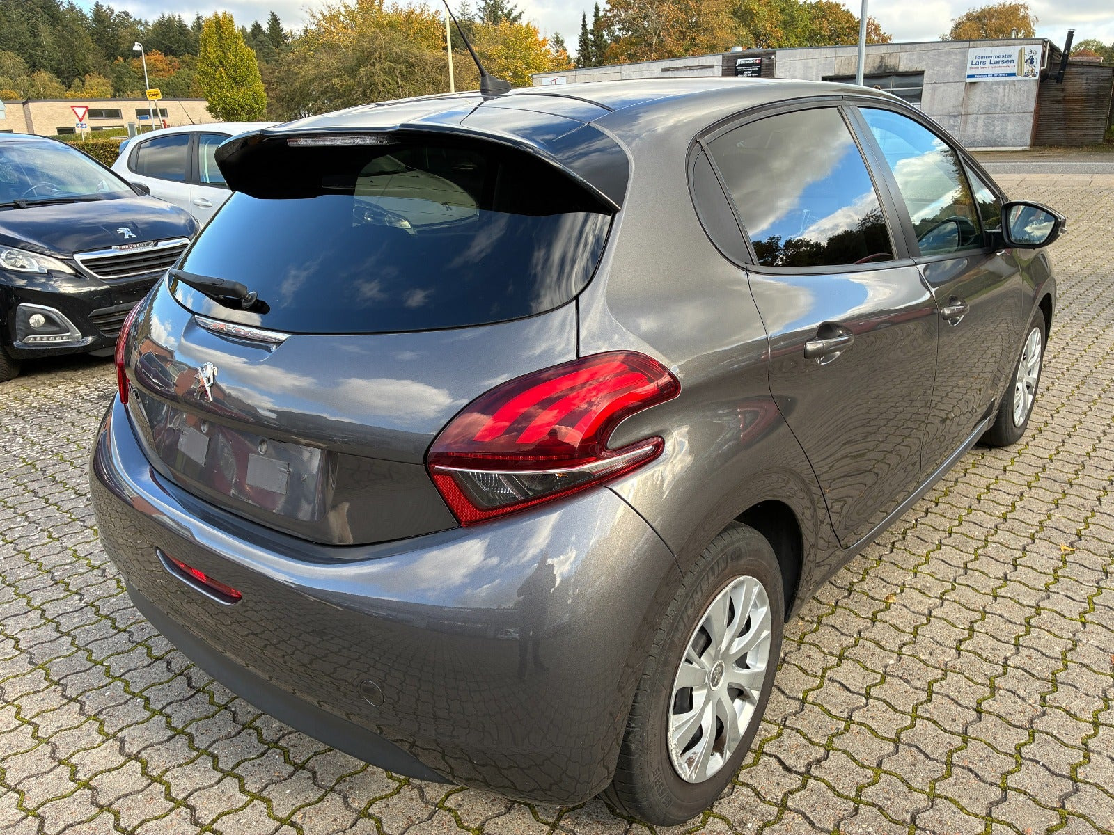 Grå Peugeot 208 fra 2019