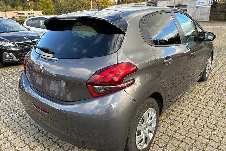 Grå Peugeot 208 fra 2019