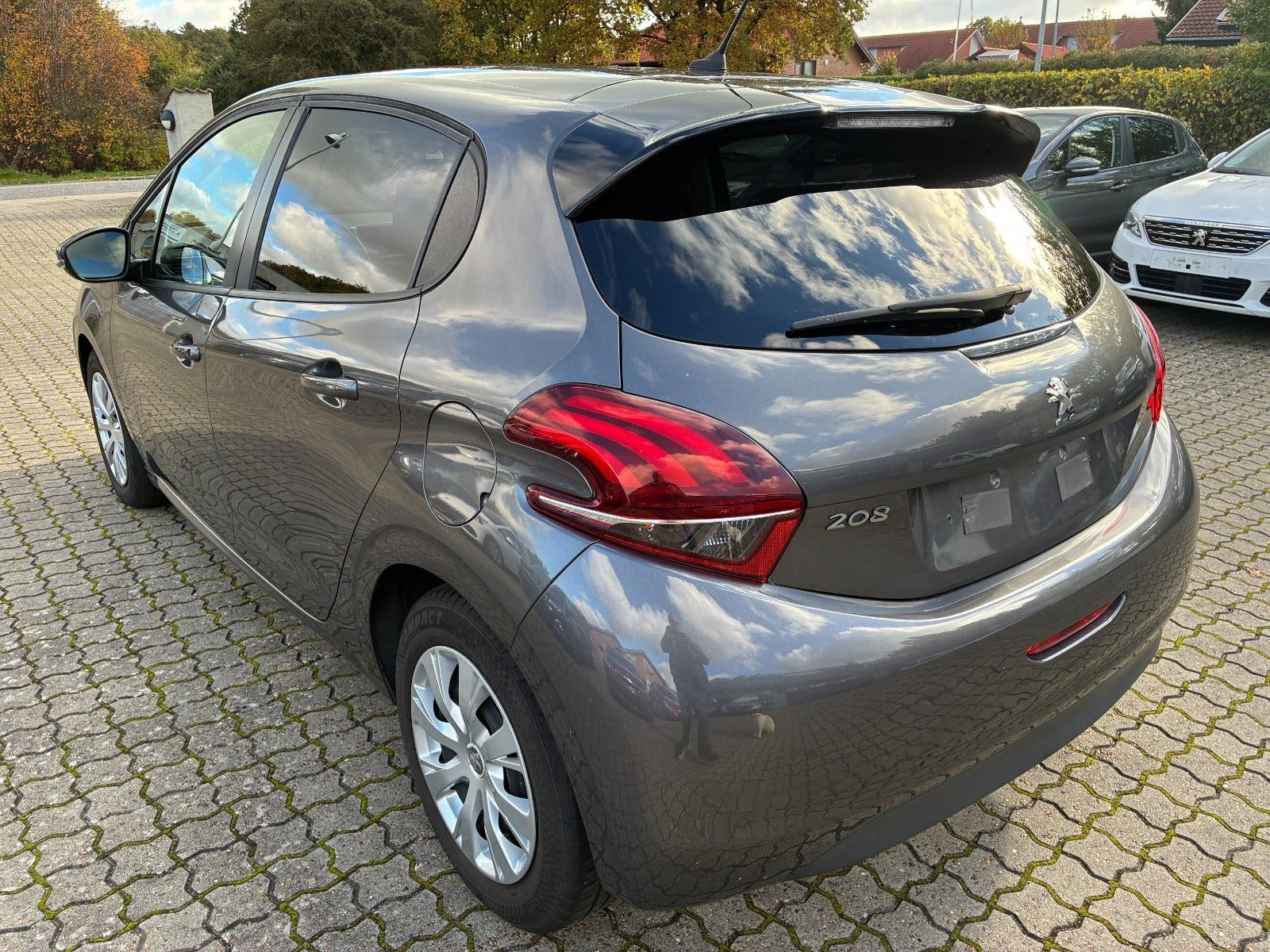 Grå Peugeot 208 fra 2019