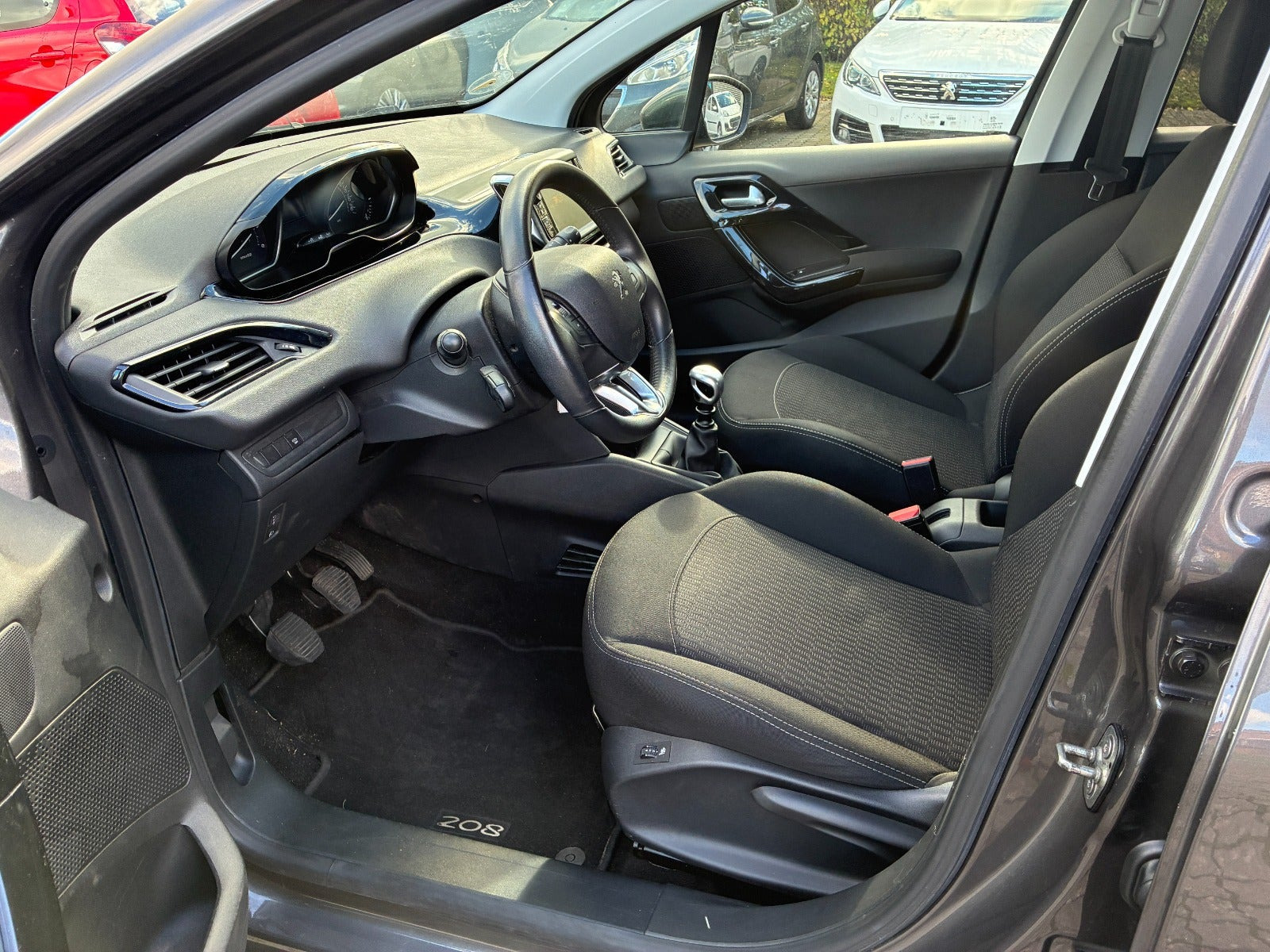 Grå Peugeot 208 fra 2019