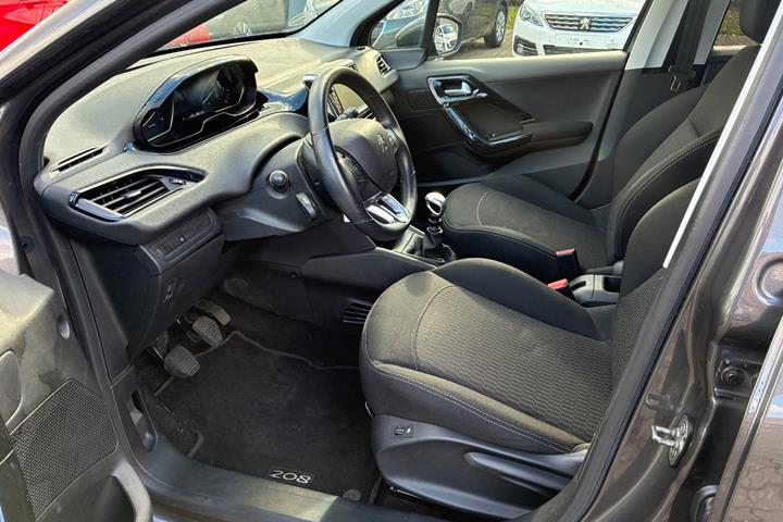 Grå Peugeot 208 fra 2019