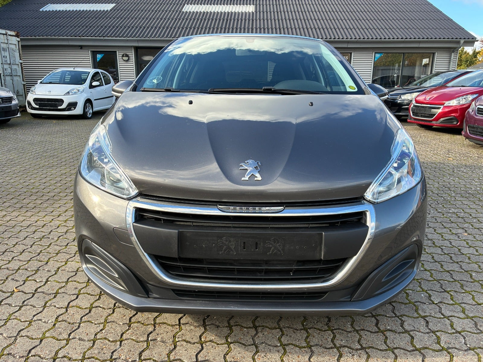 Grå Peugeot 208 fra 2019