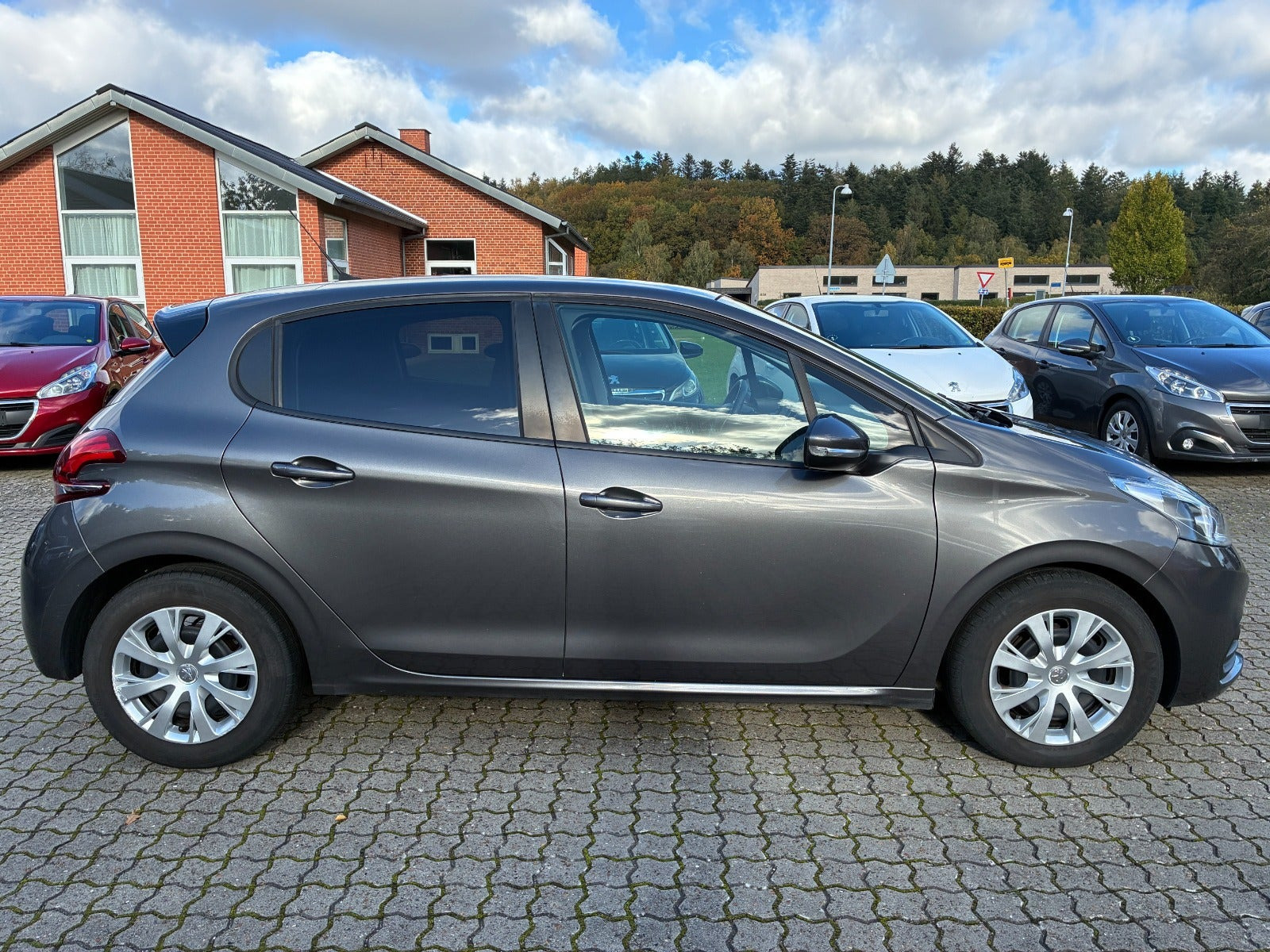 Grå Peugeot 208 fra 2019