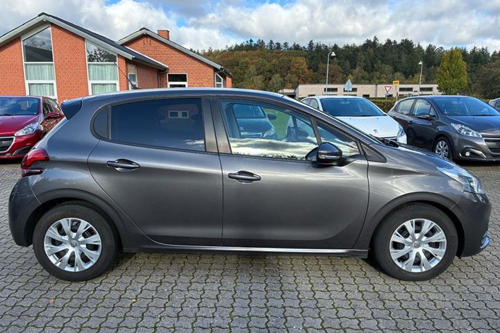 Grå Peugeot 208 fra 2019