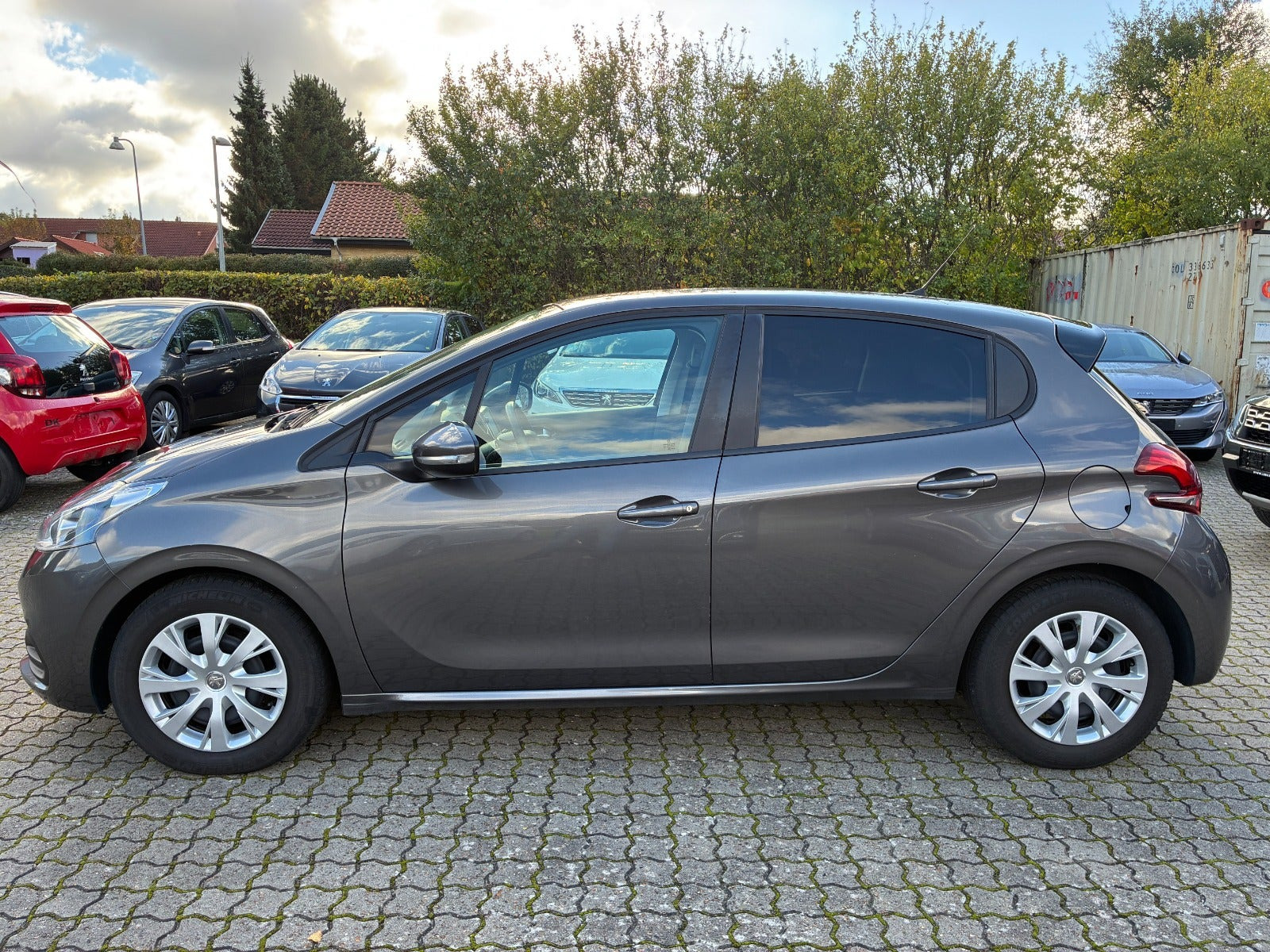 Grå Peugeot 208 fra 2019