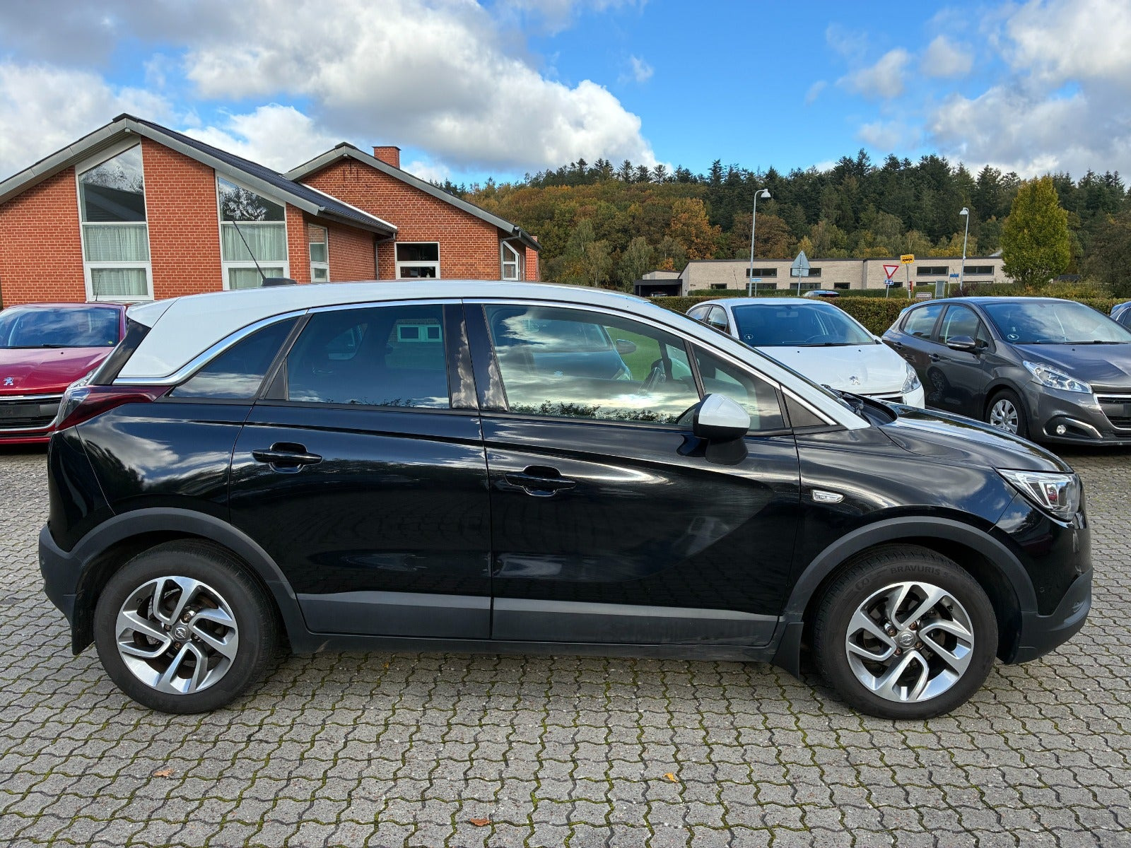 Sort Opel Crossland X fra 2018