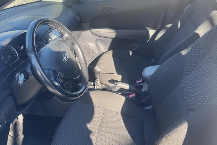 Grå Hyundai i30 fra 2010