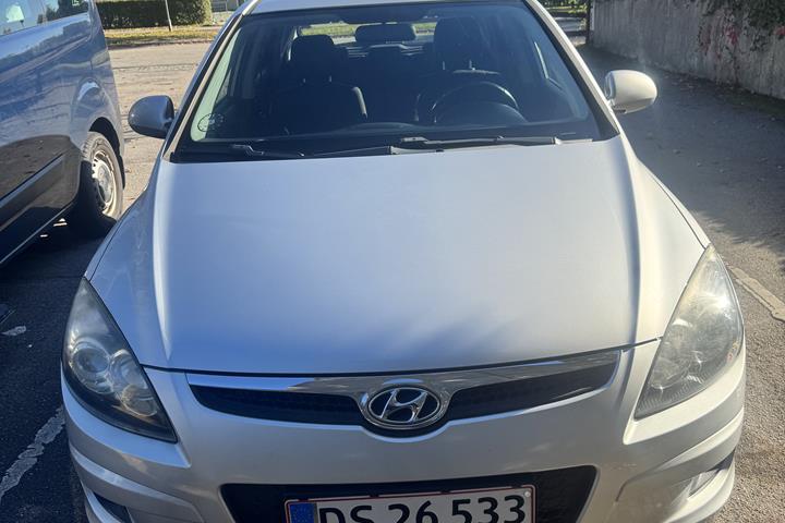 Grå Hyundai i30 fra 2010