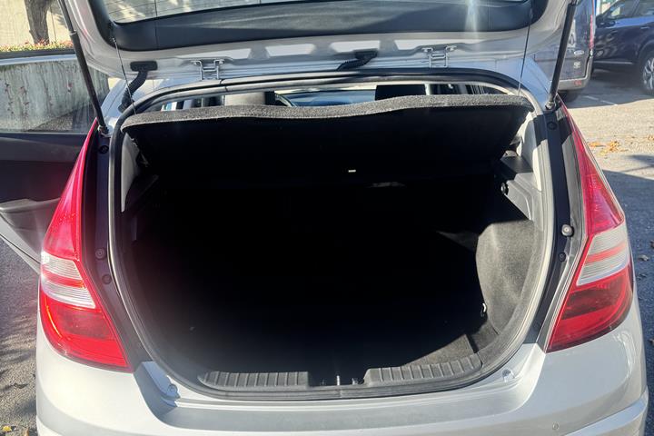 Grå Hyundai i30 fra 2010