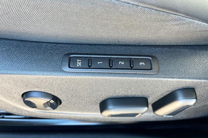 Grå Skoda Enyaq fra 2022