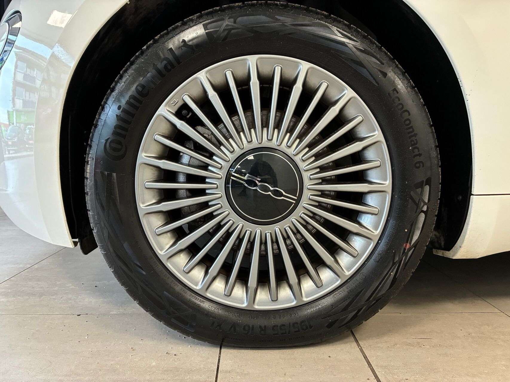 Hvid Fiat 500e fra 2023