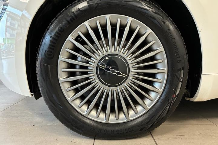 Hvid Fiat 500e fra 2023