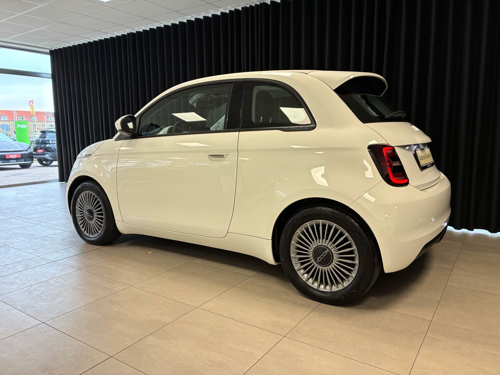 Hvid Fiat 500e fra 2023