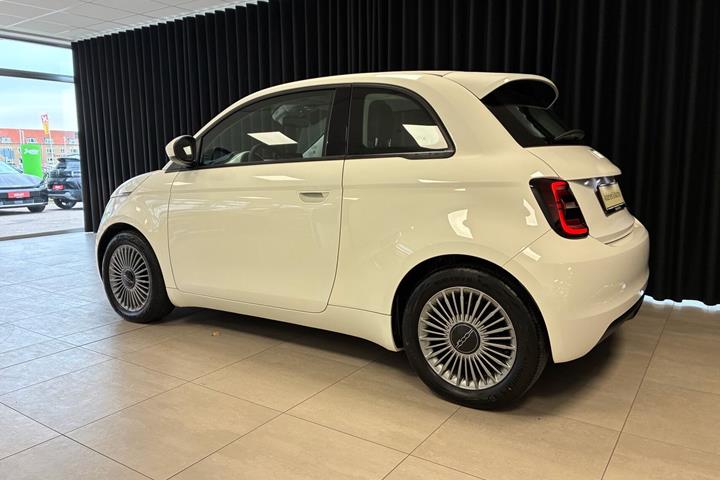 Hvid Fiat 500e fra 2023