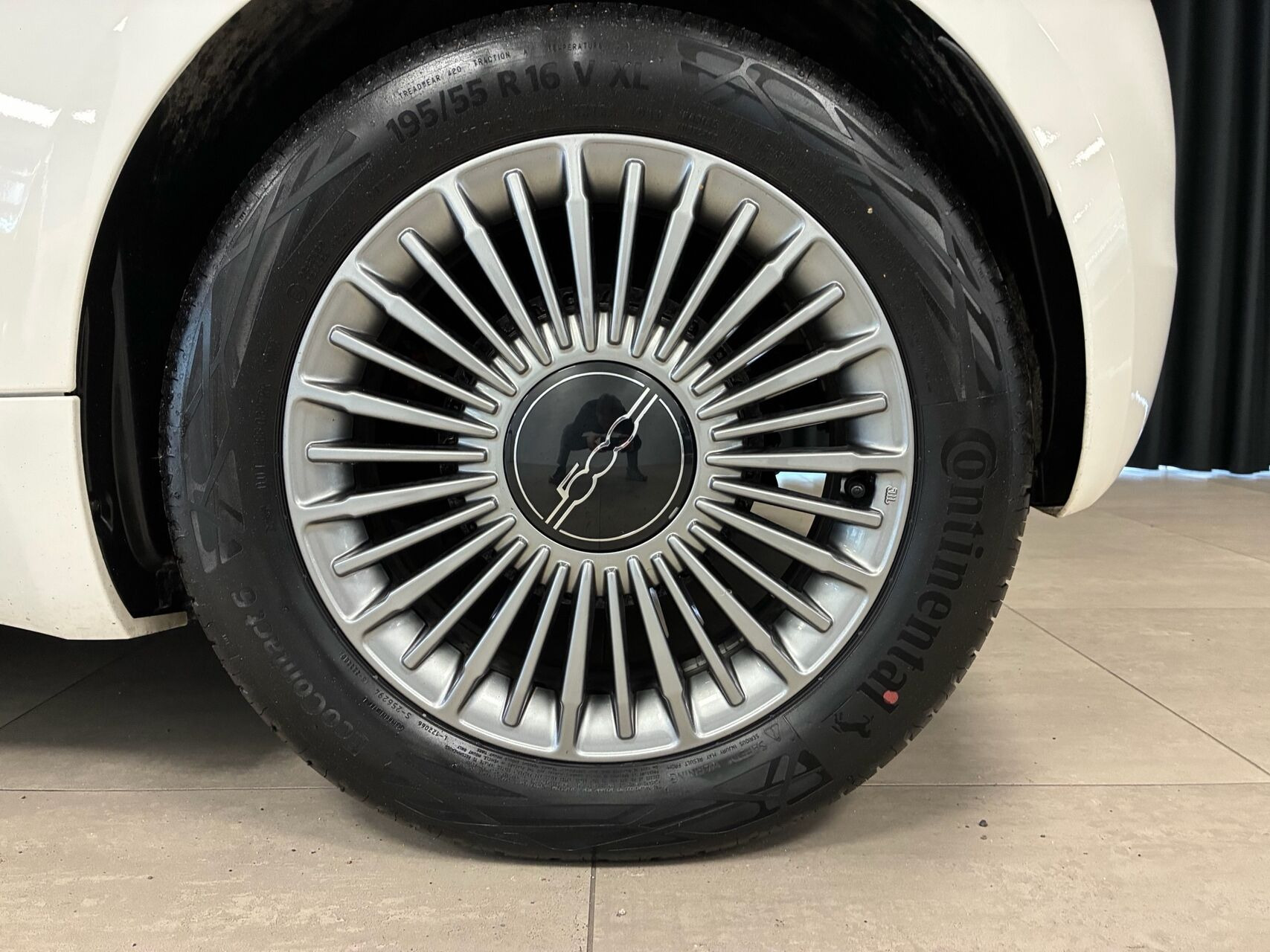 Hvid Fiat 500e fra 2023