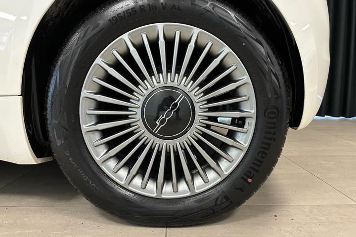 Hvid Fiat 500e fra 2023
