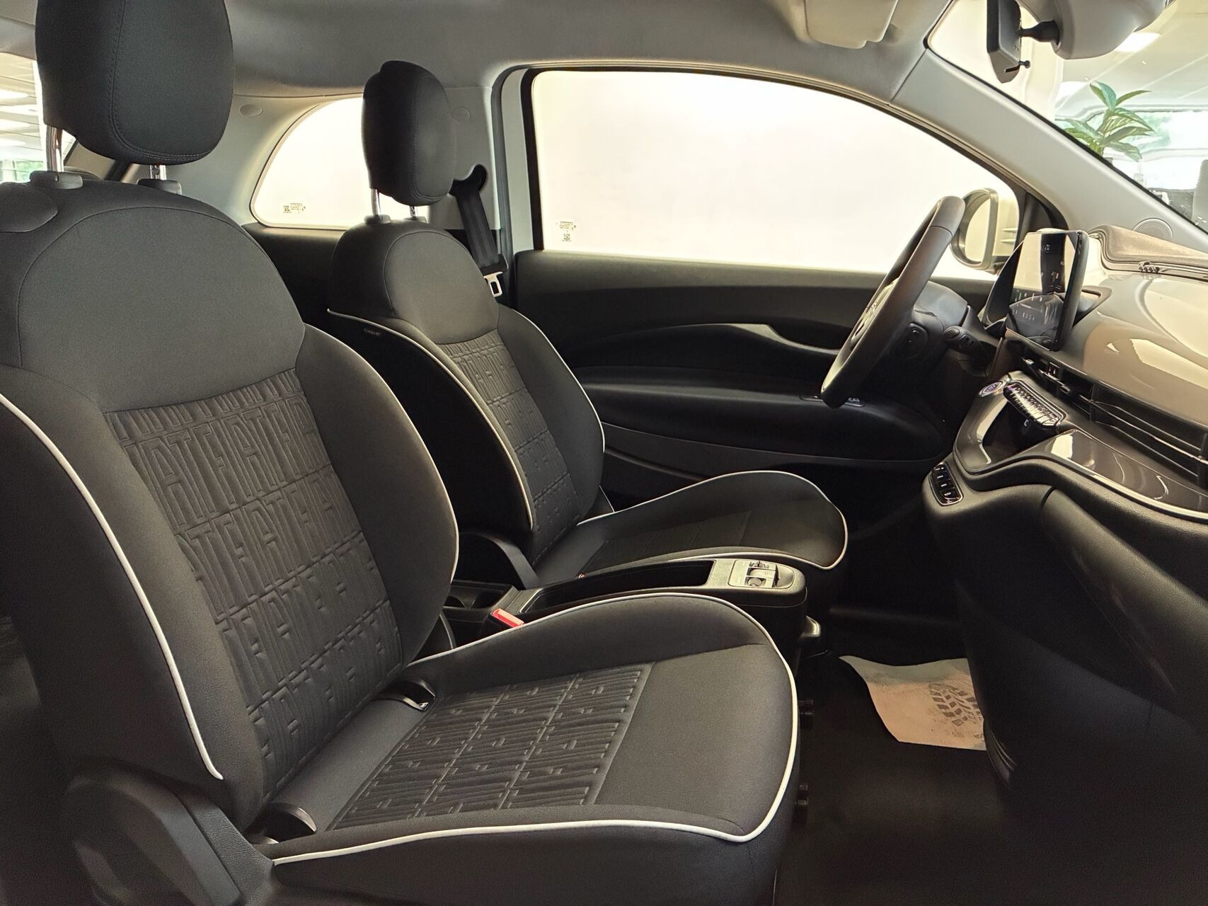 Hvid Fiat 500e fra 2023