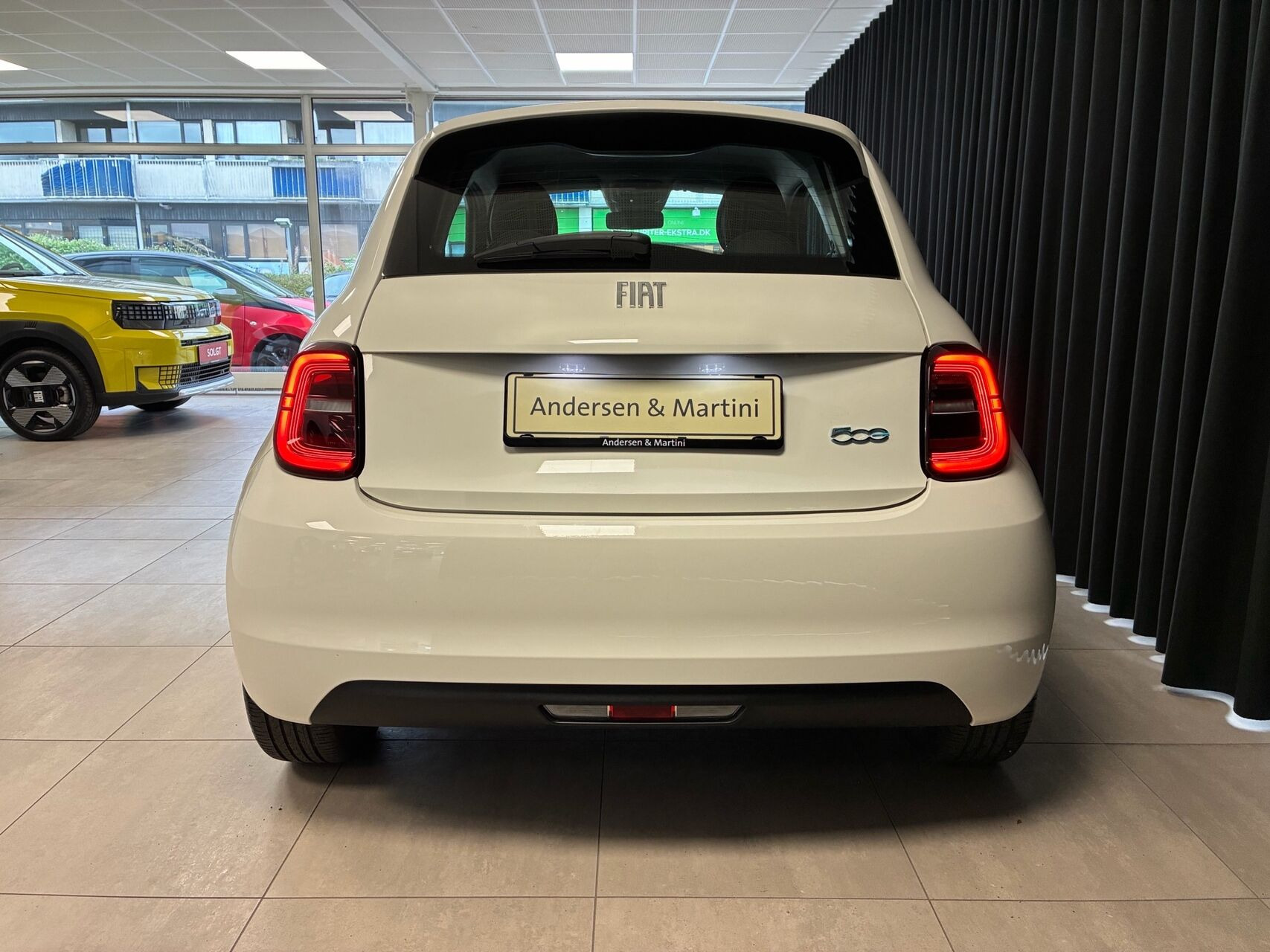 Hvid Fiat 500e fra 2023