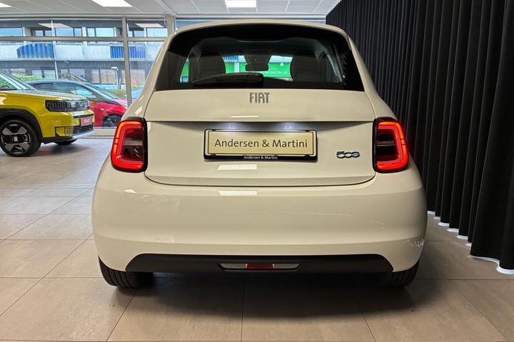 Hvid Fiat 500e fra 2023