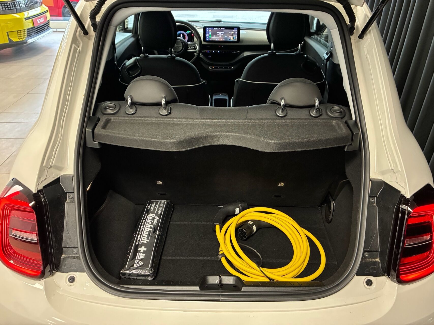 Hvid Fiat 500e fra 2023