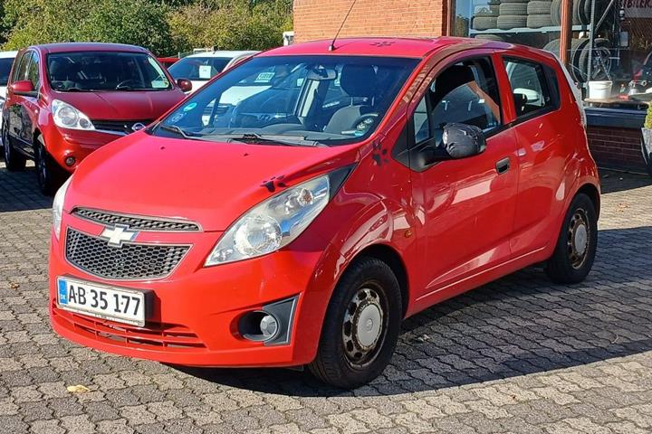 Rød Chevrolet Spark fra 2011 set udefra