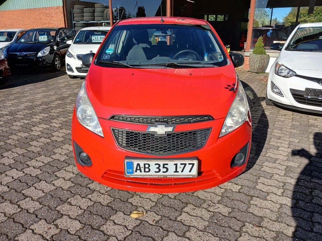 Rød Chevrolet Spark fra 2011