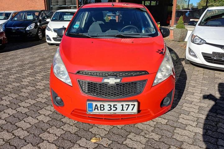 Rød Chevrolet Spark fra 2011