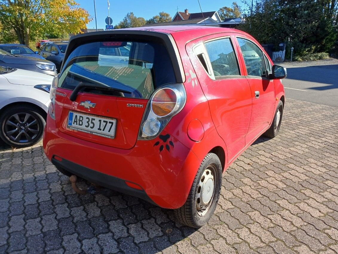Rød Chevrolet Spark fra 2011