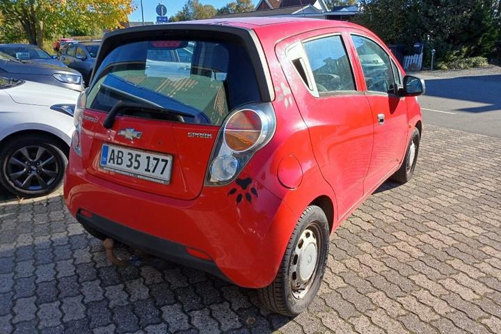 Rød Chevrolet Spark fra 2011