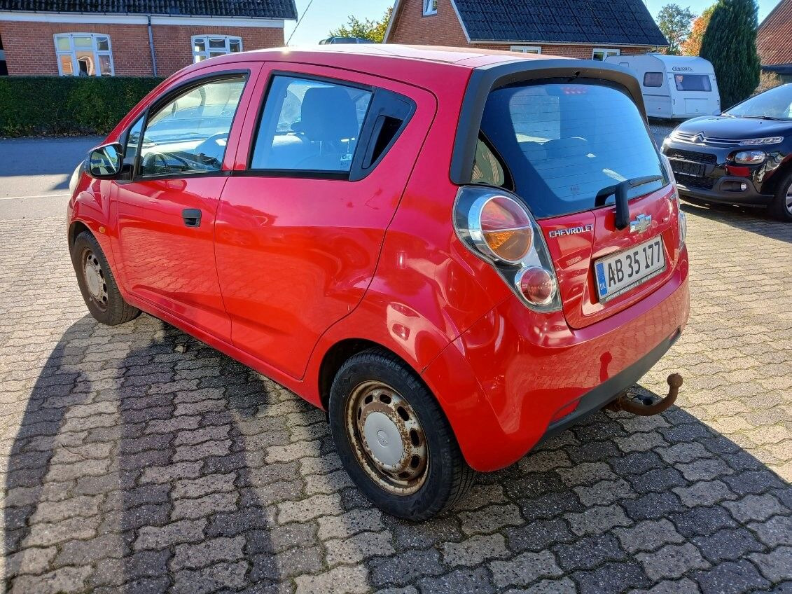Rød Chevrolet Spark fra 2011