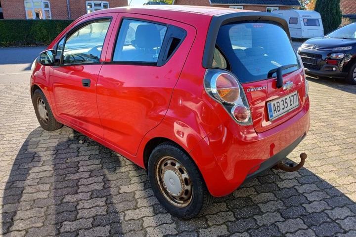Rød Chevrolet Spark fra 2011
