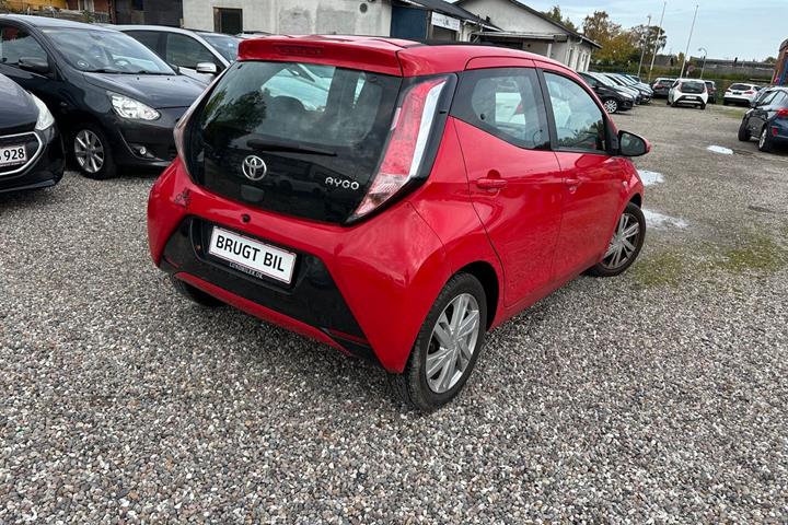 Rød Toyota Aygo fra 2016