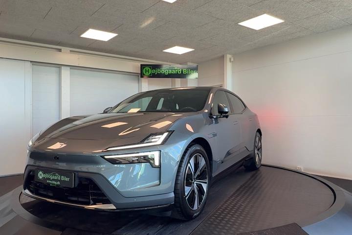 Grå Polestar 4 fra 2026 set udefra