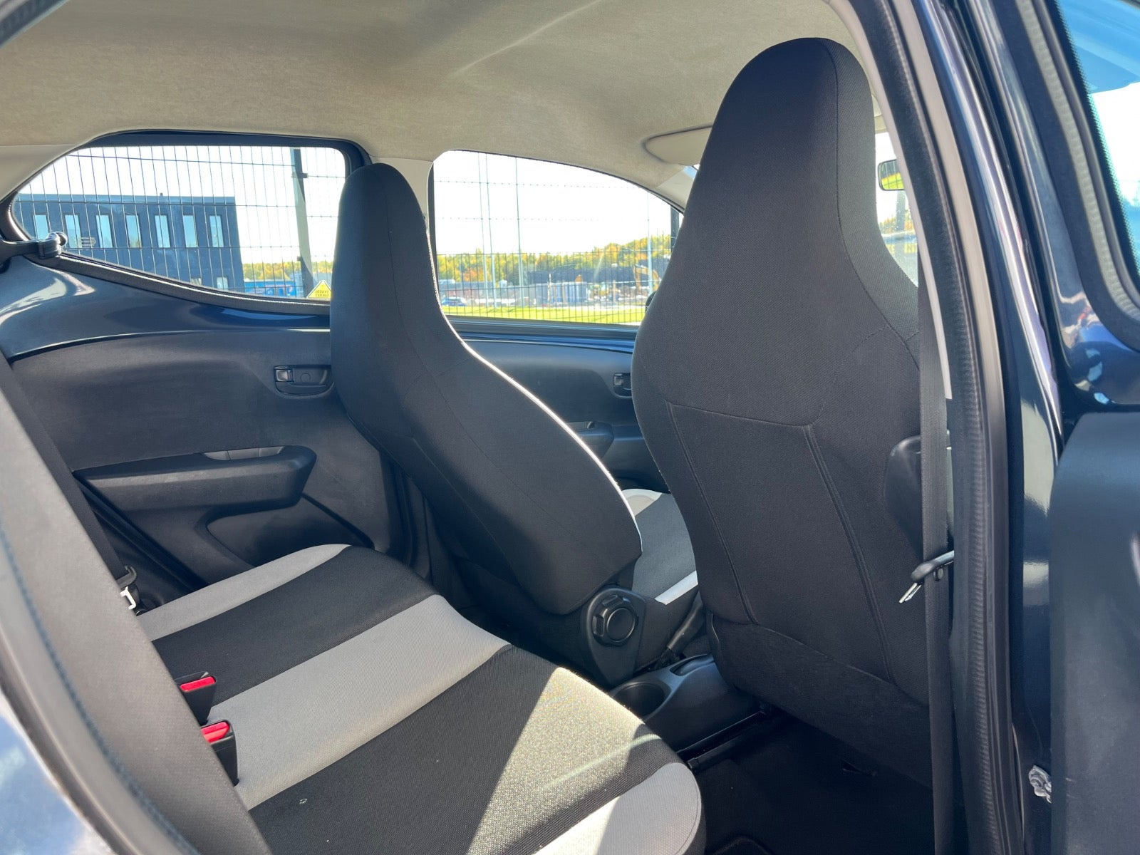 Grå Toyota Aygo fra 2015