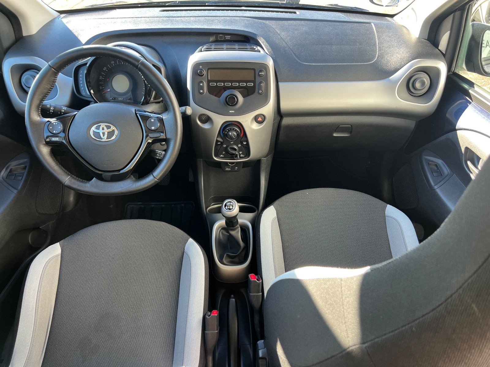 Grå Toyota Aygo fra 2015