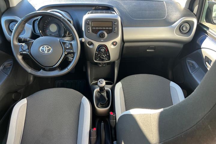 Grå Toyota Aygo fra 2015